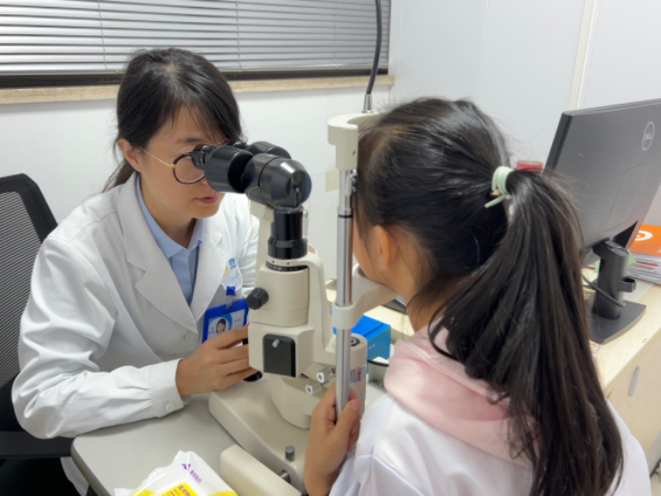 史月麗檢查患者眼部情況。重慶普瑞眼科醫院供圖