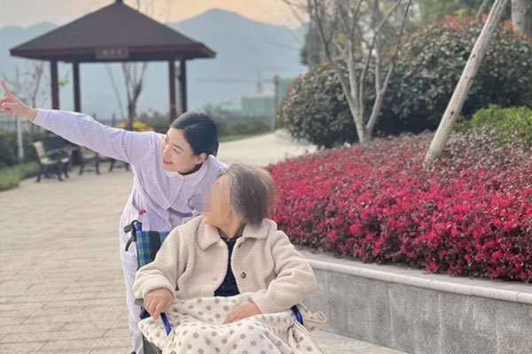 日常照護。兩江新區人民醫院供圖