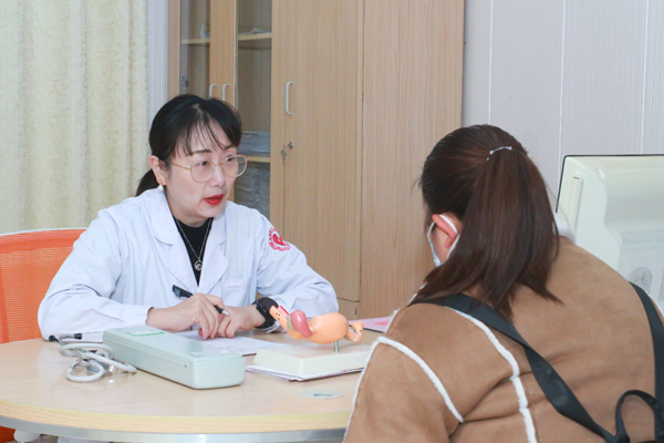 顏耀華坐診現場。重慶安琪兒婦產醫院供圖