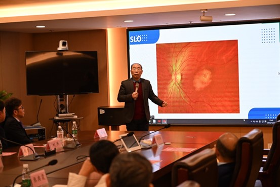 王一上臺分享。重慶愛爾眼科醫院總院供圖