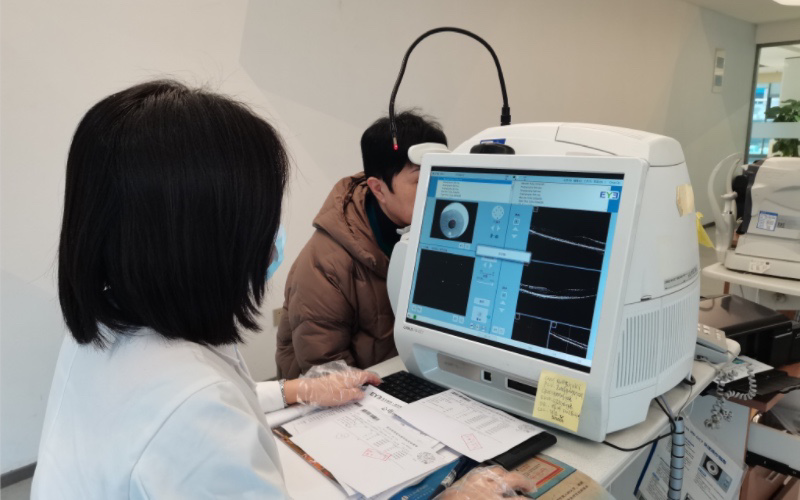 秦艷為患者檢查眼部情況。重慶南坪愛爾眼科醫院供圖