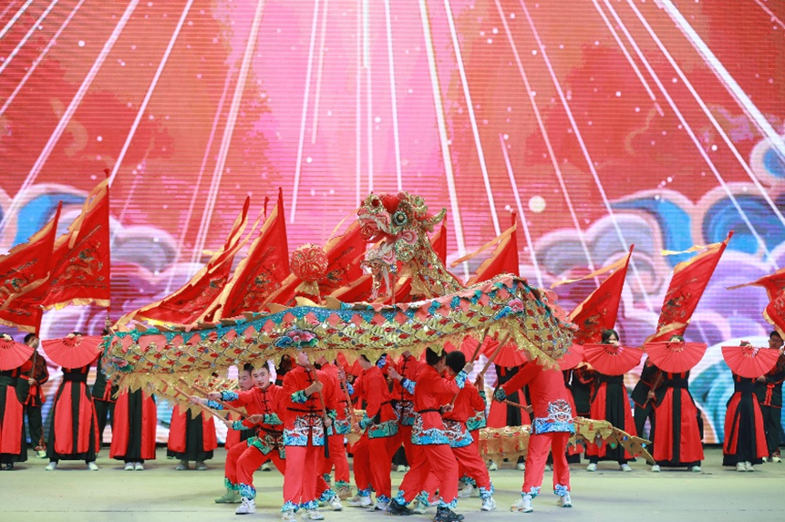 初2026級10班帶來歌舞《龍行龘龘》。重慶八中渝北校區供圖