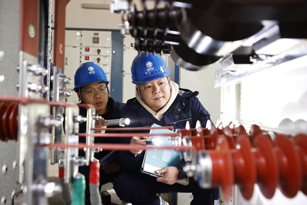 12月27日，國網重慶市南供電公司南岸供電中心紅巖電管家服務隊在重慶通用工業(集團)有限責任公司開展新裝光伏發電設備安全檢查。龔超攝