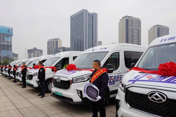 9座純電商務車投入“萬開線”。重慶物流集團供圖