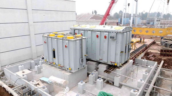 2023年12月29日，川渝特高壓銅梁站第一臺主體變壓器順利就位。鄭涪文攝