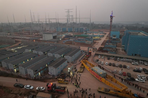 2023年12月27日18時，川渝特高壓銅梁站第一臺主體變壓器正式進站。李第甲攝