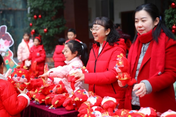 幸運抽獎送上驚喜小禮物。江北區新村實驗小學供圖