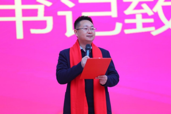 校黨總支書記李青春新年致辭送祝福。江北區新村實驗小學供圖