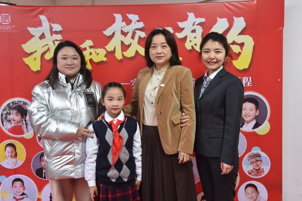 榜樣少年和校長老師合影。大渡口區實驗小學校供圖