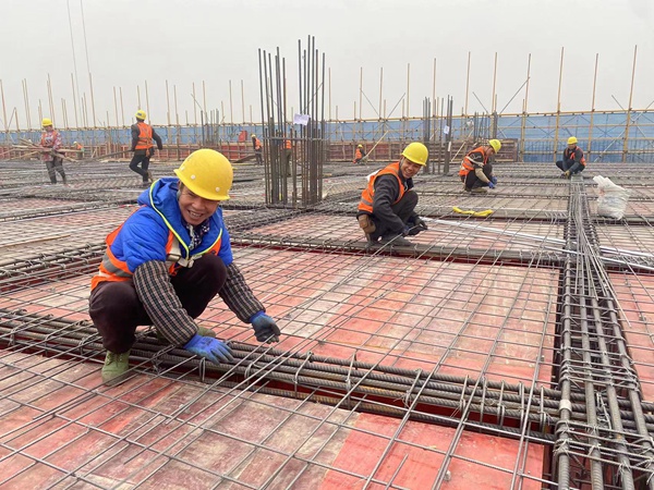 工人們正在現場進行鋼筋綁扎作業。中建八局供圖