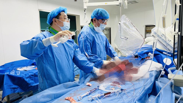 宋明寶（右一）團隊手術中。重慶西區醫院供圖
