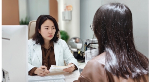 余航美為求美者面診。重慶諾美欣悅（媛頌）醫療美容診所供圖