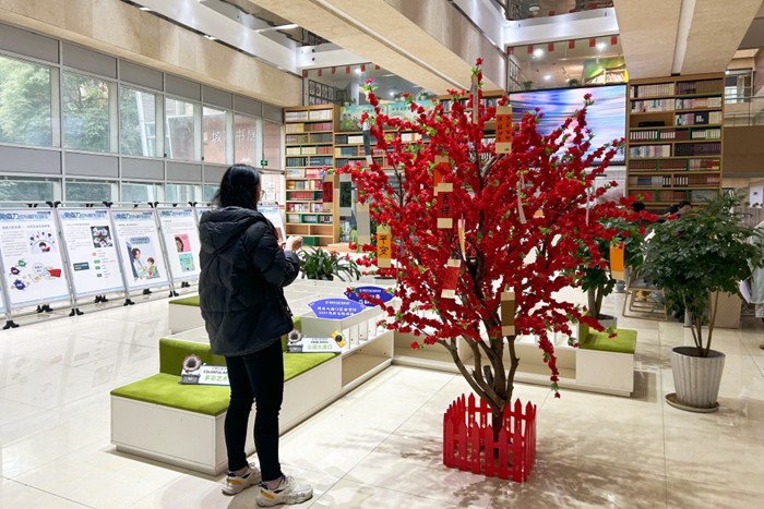 讀者將心愿掛上“心愿樹”。記者 趙迎昭 攝