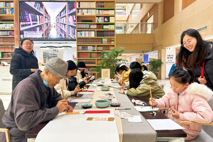 讀者在體驗文化活動。記者 趙迎昭 攝