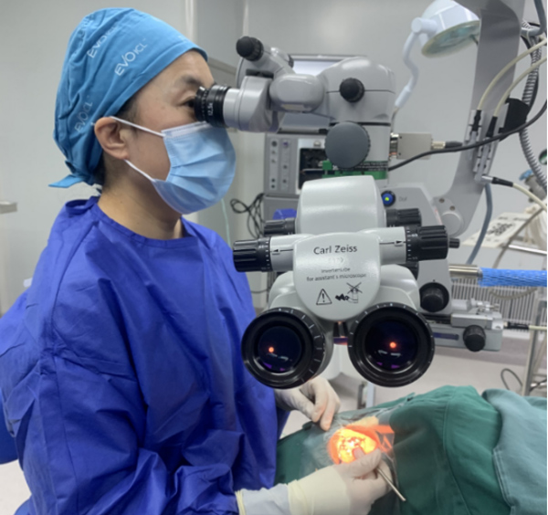張奕霞為患者進行手術。重慶南坪愛爾眼科醫院供圖