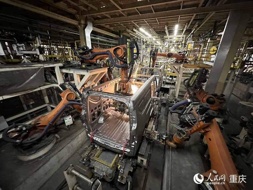 長安跨越焊接車間機器正在焊接。人民網記者 劉政寧攝