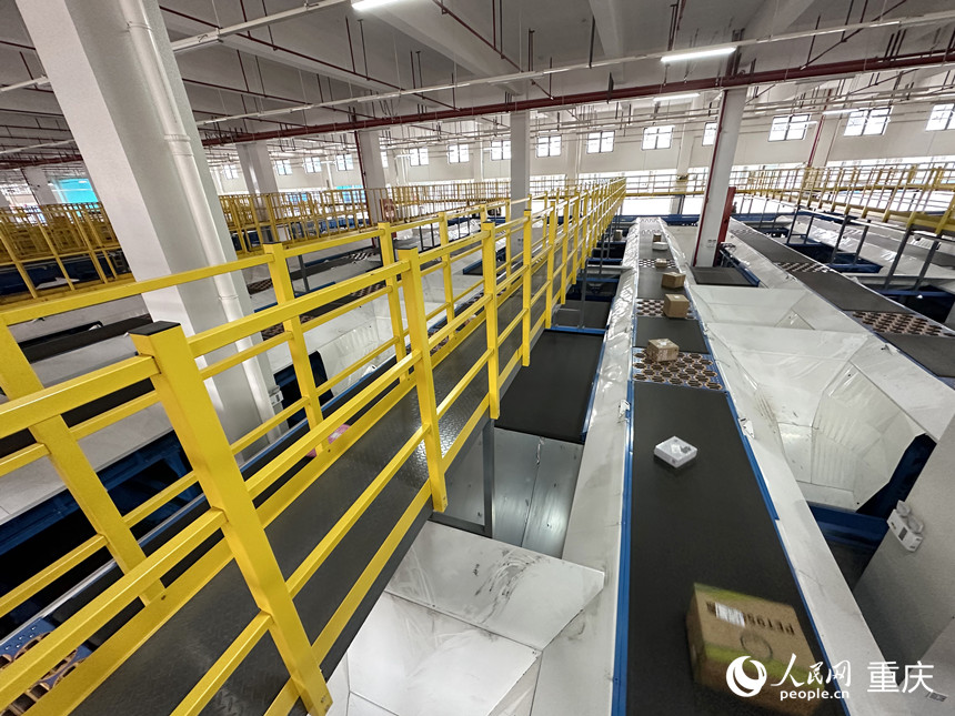 中通快遞渝東（萬州）智能科技產業鏈園區的自動分揀線。人民網記者 劉政寧攝