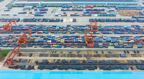 繁忙的多功能口岸。重慶國際物流樞紐園區供圖