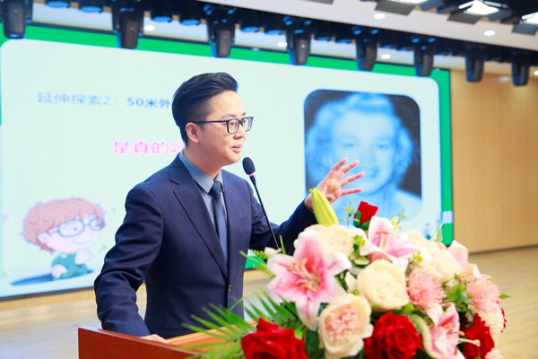 余鵬進行科普。華廈渝州眼科醫院供圖