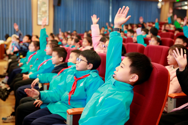 孩子們積極提問。華廈渝州眼科醫院供圖