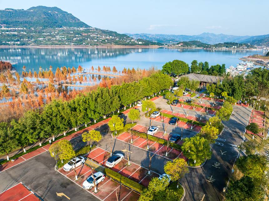 開州區文峰街道，環境優美又方便實用的濱湖停車場。王曉宇攝