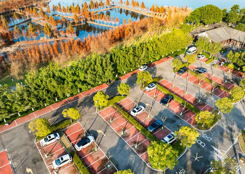 開州區文峰街道，環境優美又方便實用的濱湖停車場。王曉宇攝