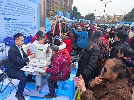 義診現場。重慶愛爾眼科醫院總院供圖