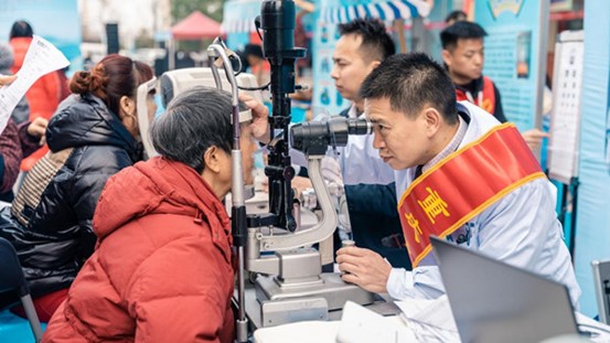 義診現場。重慶愛爾眼科醫院總院供圖