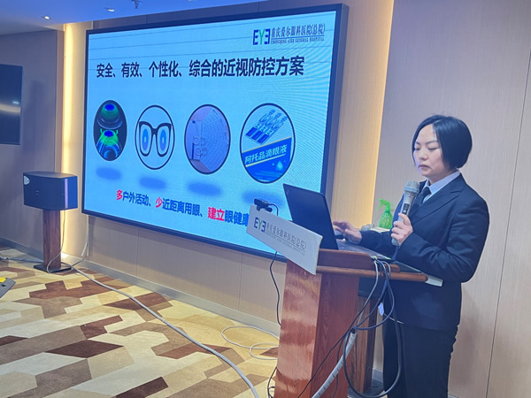 李全蘭進行科普講座。重慶愛爾眼科醫院總院供圖