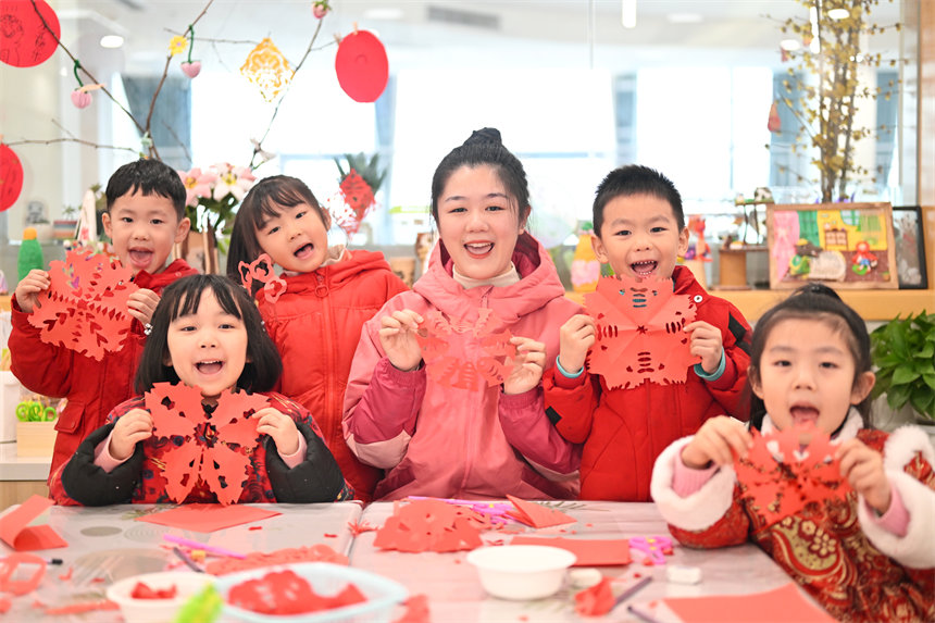 小朋友們展示自己的剪紙作品。郭旭攝