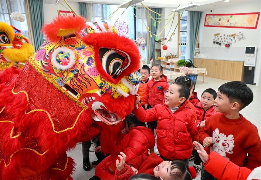 小朋友們與舞獅互動。郭旭攝