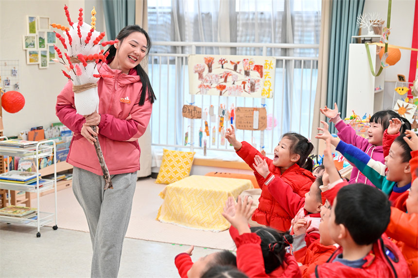 老師給孩子們展示手工糖葫蘆。郭旭攝