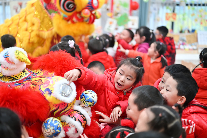 小朋友們與舞獅互動。郭旭攝