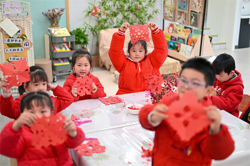 小朋友們展示自己的剪紙作品。郭旭攝