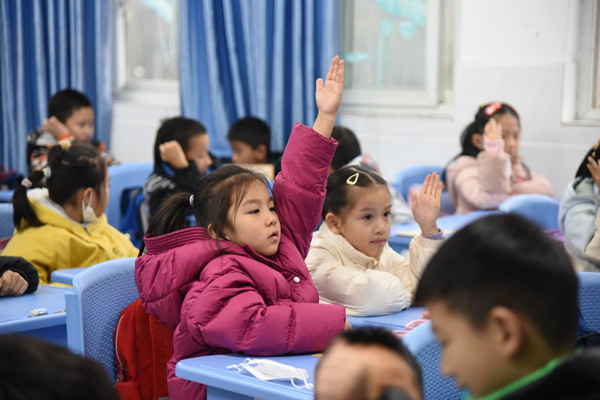 孩子們踴躍舉手參與。金山學校供圖