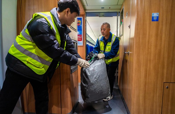 列車抵達后，工作人員進行卸貨理貨。重慶物流集團供圖