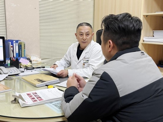 醫生與患者交流。重慶東大肛腸醫院供圖