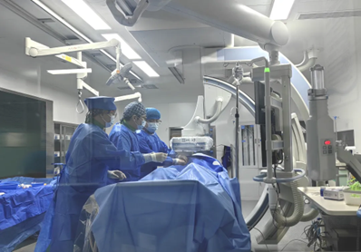 李煒（中）團隊介入手術中。重慶西區醫院供圖