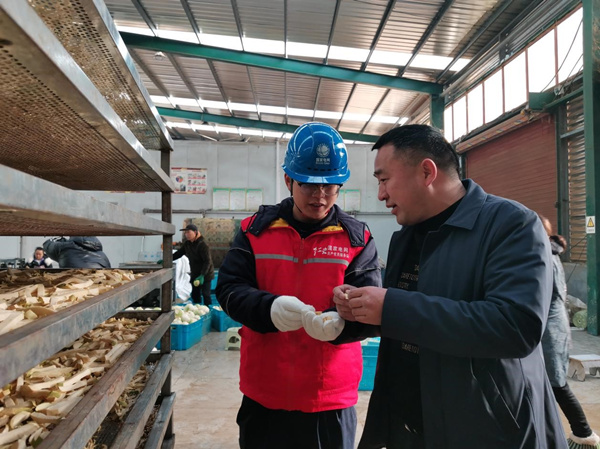 1月15日，國網重慶奉節供電公司技術員向奉節縣薔薇藥業負責人了解企業用能需求。楊崳杰攝