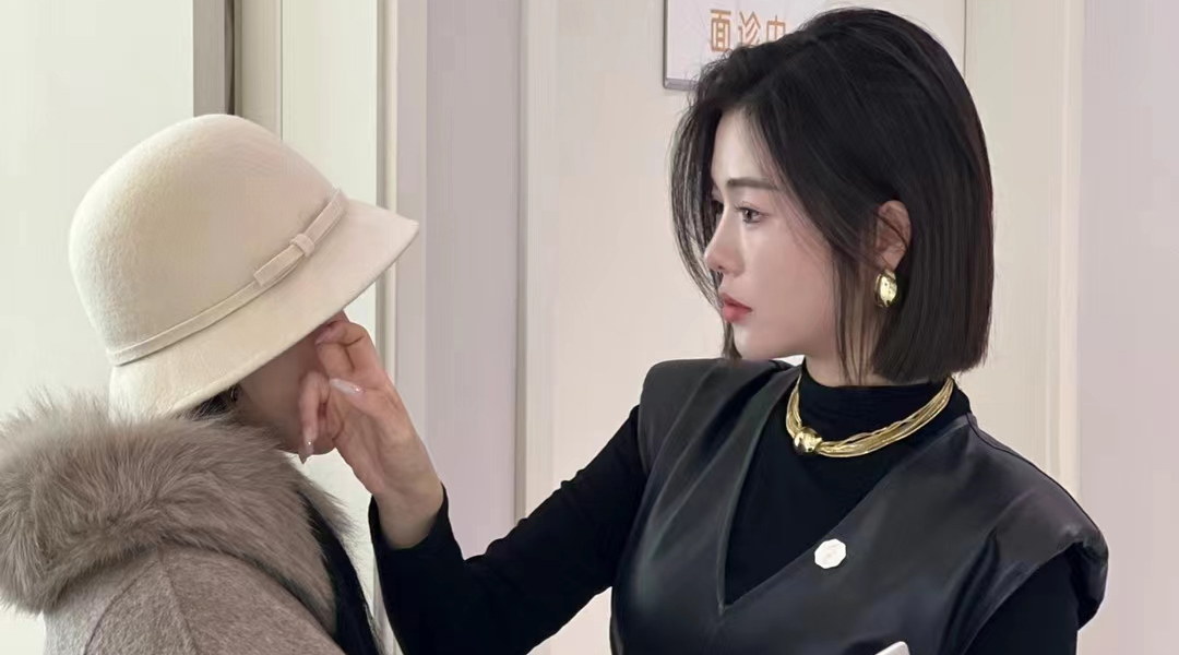 張蕾為求美者面診。重慶諾美欣悅（媛頌）醫療美容供圖