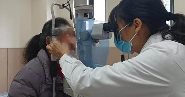 鄭女士在檢查中。重慶愛爾眼科醫院總院供圖