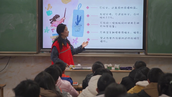 電力志愿者為師生們送上寒假用電安全“錦囊”。國網重慶永川供電公司供圖