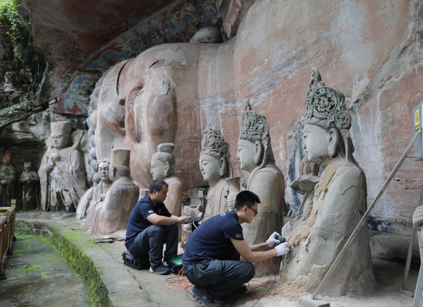 修復釋迦牟尼涅槃像。大足區委宣傳部供圖