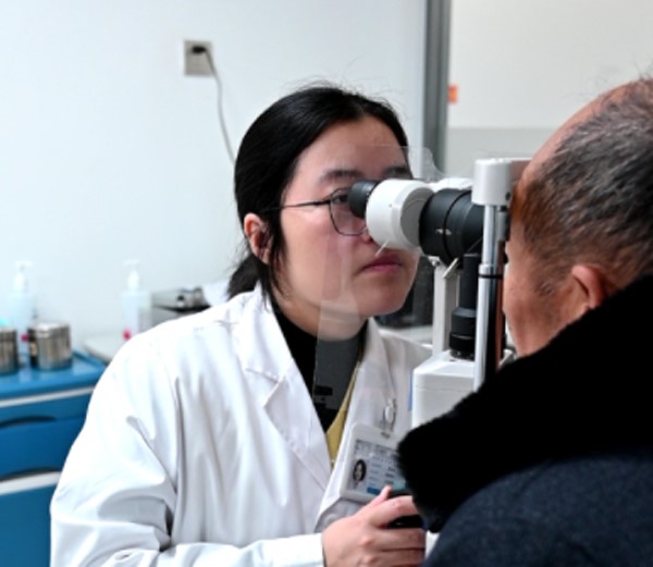 眼底病科醫生袁詩曼為患者看診。重慶南坪愛爾眼科醫院供圖