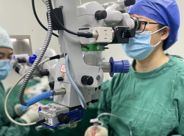 艾玲為患者實施手術。重慶南坪愛爾眼科醫院供圖