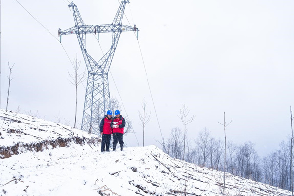 1月21日， 國網重慶巫溪供電公司員工對110千伏河白東線14號塔開展雪后覆冰特巡。李實鮮攝