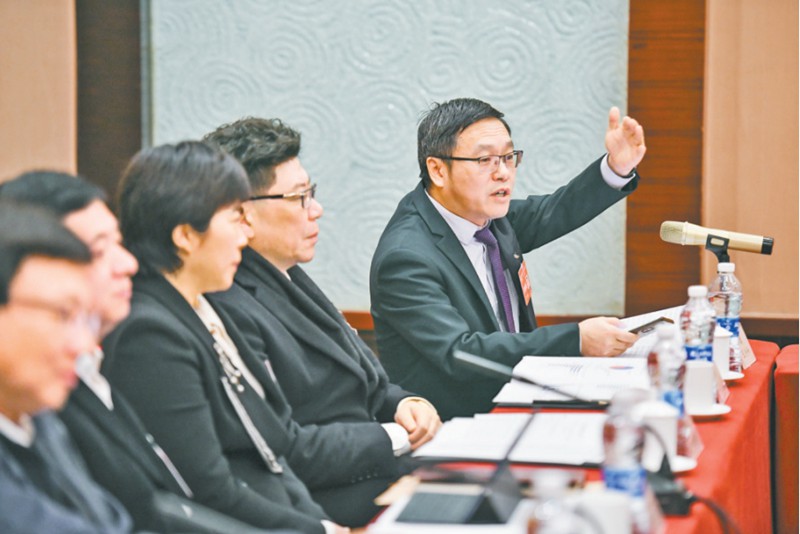 1月23日，在協商討論市高級人民法院工作報告、市人民檢察院工作報告時，王興和委員（右一）就涉外法律方面的問題提出建議。記者 謝智強 攝/視覺重慶