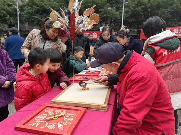 民間傳統藝人制作畫糖人讓小朋友目不暇接。寶圣東路社區供圖