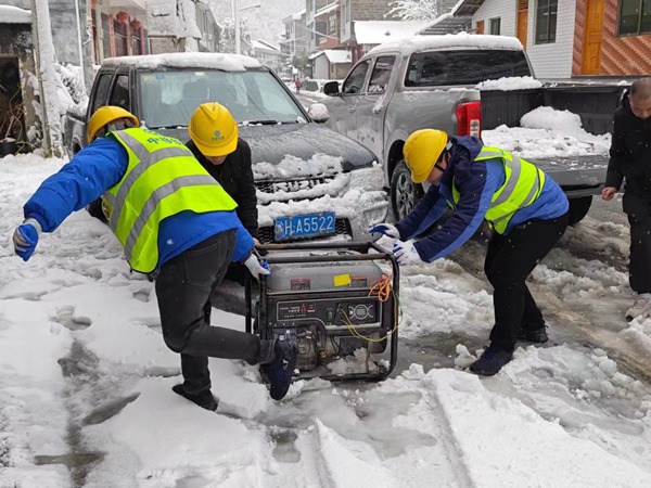 重慶移動網絡保障人員在雪地中搬運油機。重慶移動公司供圖