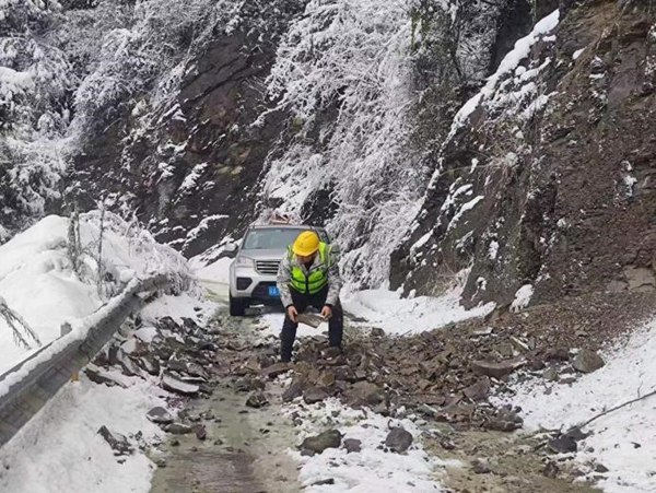 重慶移動網絡保障人員前往七曜山地質公園進行保障工作。重慶移動公司供圖